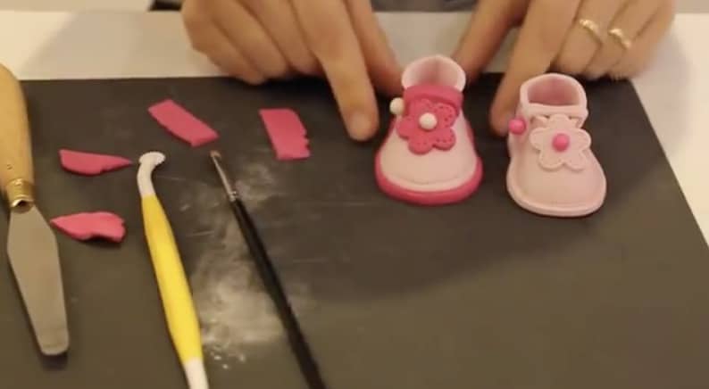 Chaussons en pâte à sucre pour bébé