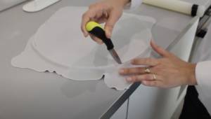 Recouvrir un cake board de pâte à sucre