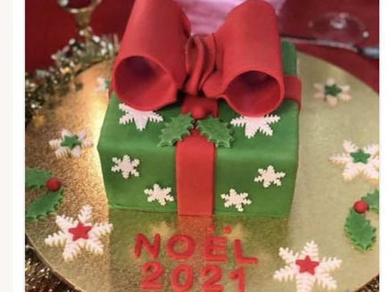 Premier gâteau d’une élève : paquet cadeau de Noël