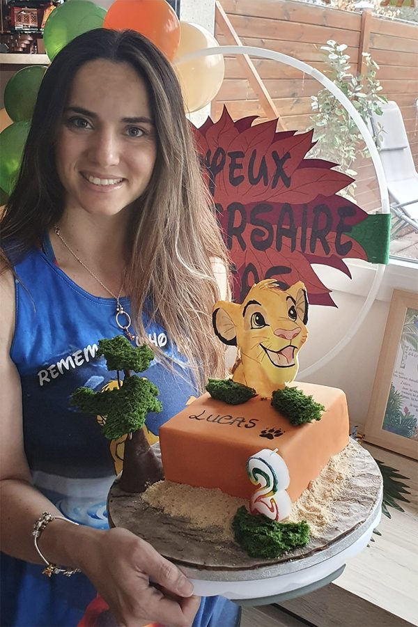 Une élève et son gâteau