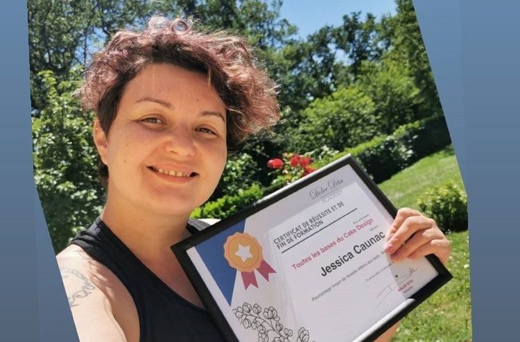 Une élève avec son certificat