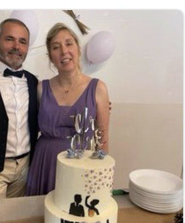 Linda, élève de Dita, à côté de son layer cake