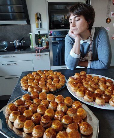 Nathalie, élève de Dita, devant ses choux
