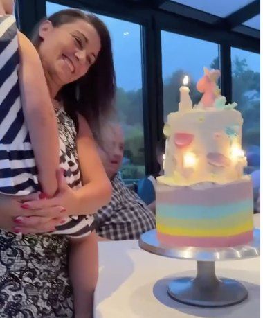 Sylvie, élève de Dita, et le layer cake des 4 ans de sa fille