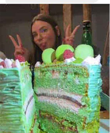 Valou, élève de Dita, derrière son gâteau