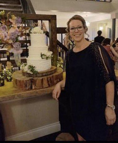 Viviane, élève de Dita, à côté du wedding cake de sa fille