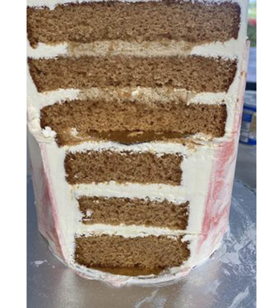 Coupe d’un layer cake caramel en 6 couches, fait par une élève