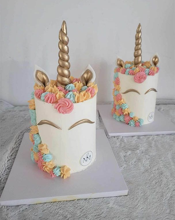 Deux layer cakes licorne bien lisses, faits par une élève