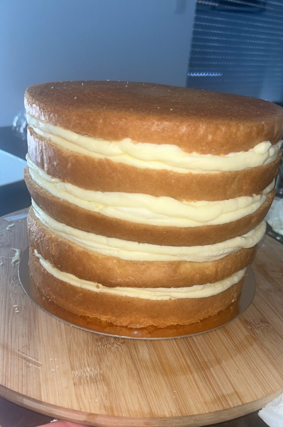 Un layer cake raté qui penche, la crème déborde